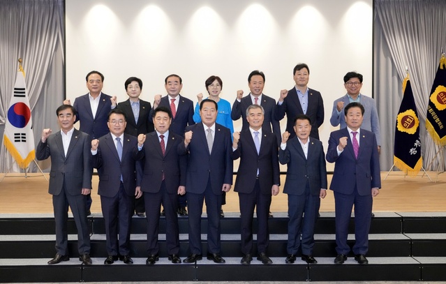 ▲ 8일 충남 부여 롯데리조트에서 열린 2023년 제6차 대한민국 시도의회의장협의회에 참석한 국주영은 전북도의회 의장(위줄 왼쪽부터 네번째).ⓒ