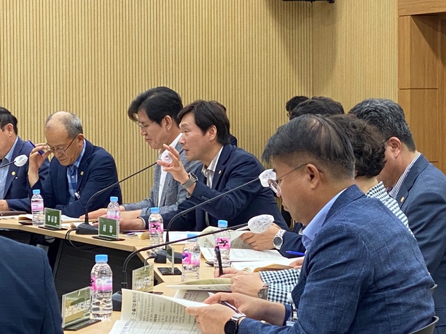 ▲ 경산시(시장 조현일)는 18일 시청 대회의실에서 조현일 시장의 주재로 국·소·단장, 전 부서장이 참석한 가운데 2024년 대비 새로운 시책 보고회를 개최했다.ⓒ경산시