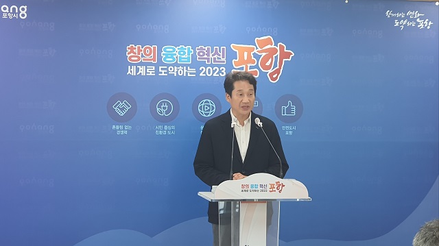 ▲ 김남일 포항시 부시장이 최근 시유재산 관련 업무 담당자 공무원의 공금횡령에 대해 기자회견을 갖고 있다.ⓒ뉴데일리