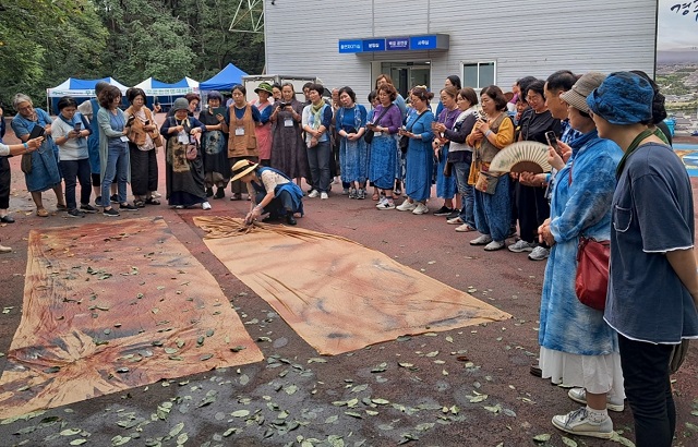 ▲ 경북문화관광공사는 (사)한국천연염색지도사협회와 함께 지난 16일과 17일 경주엑스포대공원에서 전시, 공연, 체험, 패션쇼 등이 융합된 ‘천연염색문화축제’를 개최했다.ⓒ경주엑스포