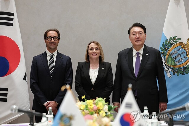 ▲ 윤석열 대통령이 18일(현지시간) 뉴욕에서 열린 한·산마리노 양자회담에서 스카라노 집정관(왼쪽), 톤니니 집정관(가운데)과 기념 촬영을 하고 있다. 2023.9.19 [공동취재] ⓒ연합뉴스