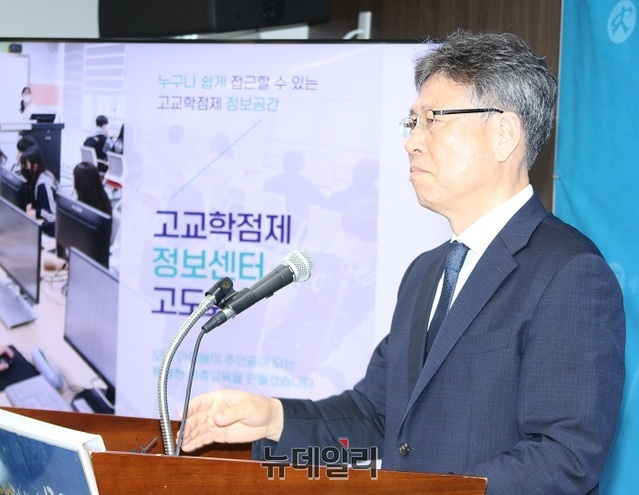 ▲ 임전수 세종교육청 정책국장이 19일 오전 교육청 대회의실에서 기자회견을 열고 2025년 고교학점제 전면 시행에 따른 정보센터 누리집의 운영 방안에 대해 발표하고 있다.ⓒ이길표 기자