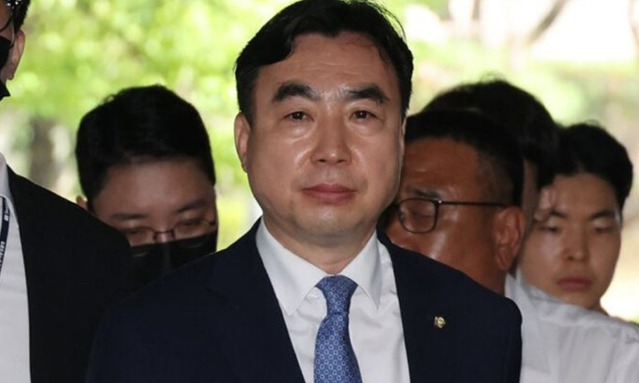 ▲ 윤관석 무소속 의원이 지난 8월 4일 구속 전 피의자 심문(영장심사)을 받기 위해 서울 서초구 중앙지법으로 출석하고 있다. ⓒ연합뉴스