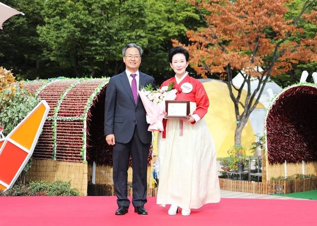 ▲ 영양군(군수 오도창)은 지난 18일 제15회 영양고추 H.O.T Festival 행사에서 대한민국김치협회 회장 이하연 전통식품명인을  영양군 홍보대사로 위촉했다.ⓒ영양군