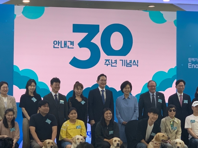 ▲ 19일 이재용 삼성전자 회장이 경기도 용인 삼성화재 안내견학교에서 열린 안내견 사업 30주년 기념식에 참석해 안내견, 파트너들과 촬영한 기념사진. ⓒ이성진 기자