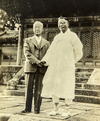 ▲ 1946년 미군정 자문기관인 민주회의 창덕궁 회의를 마치고 기념촬영을 한 이승만과 김구.ⓒ대한민국역사박물관