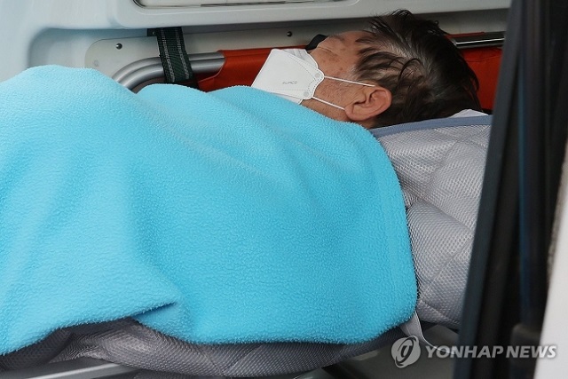 ▲ 단식 중이던 이재명 더불어민주당 대표가 건강 악화로 국회 인근 여의도 성모병원으로 이송된 가운데 18일 오전 이 병원에서 다른 병원으로 이송되고 있다.ⓒ연합뉴스