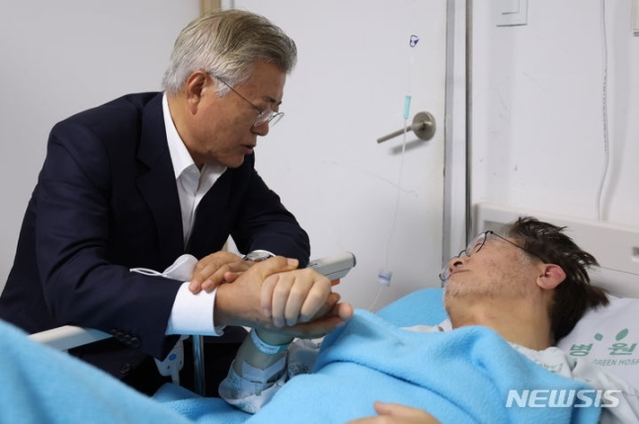▲ 문재인 전 대통령이 19일 서울 중랑구 녹색병원을 찾아 입원 중인 이재명 더불어민주당 대표와 대화하고 있다. ⓒ뉴시스