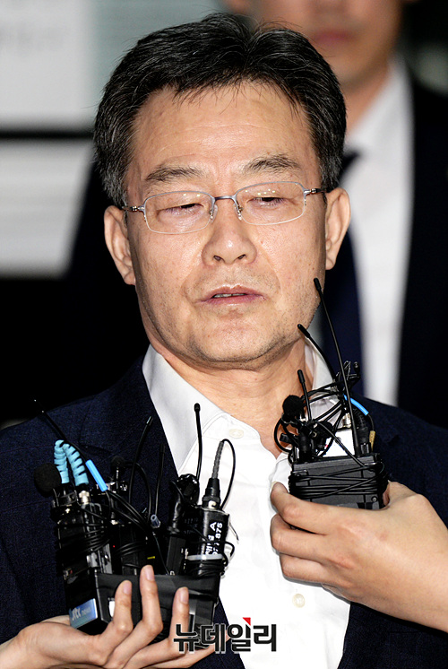 ▲ 대장동 개발 비리의 핵심 인물인 화천대유 대주주 김만배씨가 구속기간 만료일인 지난 7일 자정 경기 의왕시 서울구치소에서 출소하며 입장을 밝히고 있다. ⓒ서성진 기자