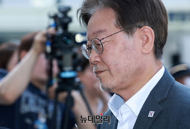 ▲ 백현동 특혜개발 의혹을 받고 있는 이재명 더불어민주당 대표가 12일 오후 경기 수원지방검찰청으로 출석하고 있다. ⓒ경기 수원=정상윤 기자