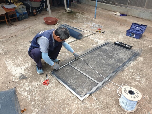 ▲ 영양군(군수 오도창)은 지난 5월부터 9월까지 관내 취약계층 및 일반가구를 대상으로 ‘생활민원 바로처리반’에서 시행한 방충망 보수사업을 성공적으로 마무리했다.ⓒ영양군