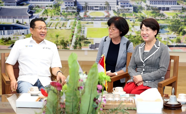 ▲ 밤방 수사트요 상원의장(왼쪽)은 방문 첫날인 19일 이달희 경북도 경제부지사를 접견했다.ⓒ경북도