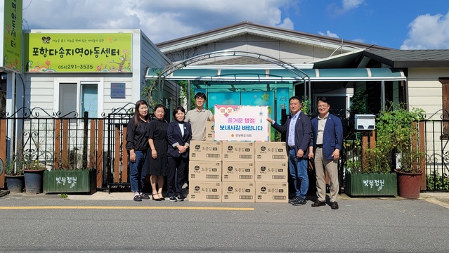 ▲ 김진엽 도의원 나눔과 기부문화를 확산하고, 소외계층에 대한 이웃사랑을 실천하기 위해 18일 포항 오천읍 ‘포항 다솜지역아동센터’를 방문해 위문품을 전달했다.ⓒ경북도의회