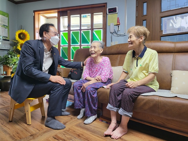 ▲ 경상북도의회 최병준 도의원(경주)은 의회사무처 직원들과 함께 9월 19일 민족의 고유 명절인 추석을 앞두고 경주시 소재 안강사랑요양원 등 총 3곳을 방문해 도의회에서 준비한 위문품을 전달하고 관계자들을 격려했다.ⓒ경북도의회