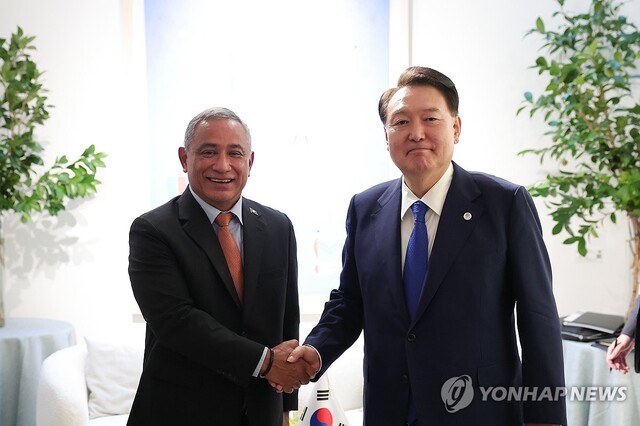 ▲ 제78차 유엔총회 참석차 미국을 방문 중인 윤석열 대통령이 19일(현지시간) 뉴욕에서 열린 한·벨리즈 정상회담에서 존 안토니오 브리세뇨 벨리즈 총리와 악수하며 기념촬영 하고 있다. ⓒ연합뉴스