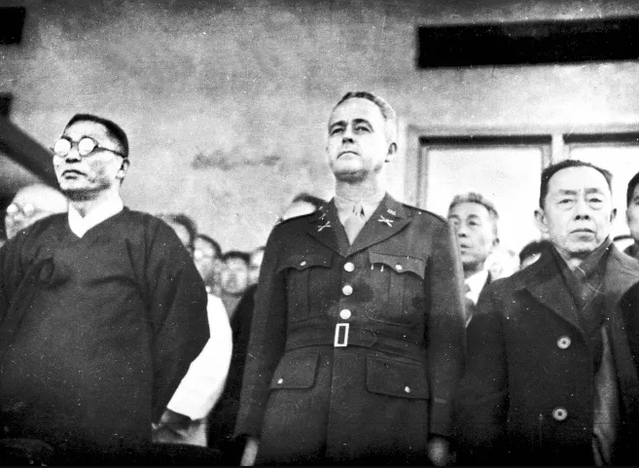▲ 김구와 김규식(오른쪽)이 1946년 2월 민주의원 설립식에 참여한 모습. 가운데 미군정장관 아놀드.