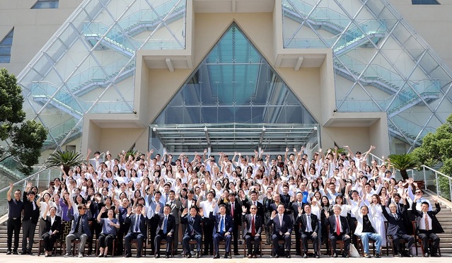 ▲ 임경호 국립공주대 총장 일행이 지난 19일 중국 상해공정기술대학교 국제창의디자인학원 입학식에 참석해 기념촬영을 하고 있다.ⓒ공주대
