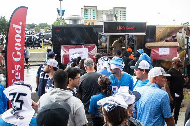 ▲ LG전자가 공식 후원팀 '테네시 타이탄스(Tennessee Titans)'의 NFL 정규시즌 홈 경기 시작일인 이달 17일에 로컬 식당과 협업해 경기장 밖에서 푸드 트럭을 운영하는 모습 ⓒLG전자