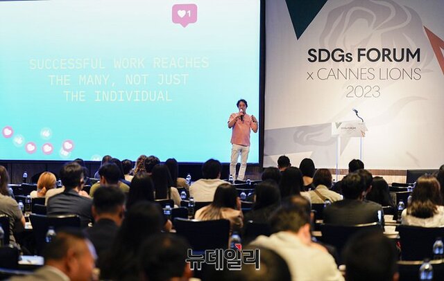 ▲ 요스케 스즈키 와이든 앤 케네디 APAC 회장이 20일 포시즌스에서 열린 SDGs 포럼 X 칸 라이언즈 2023에서 기조연설을 하고 있다. ⓒ서성진 기자