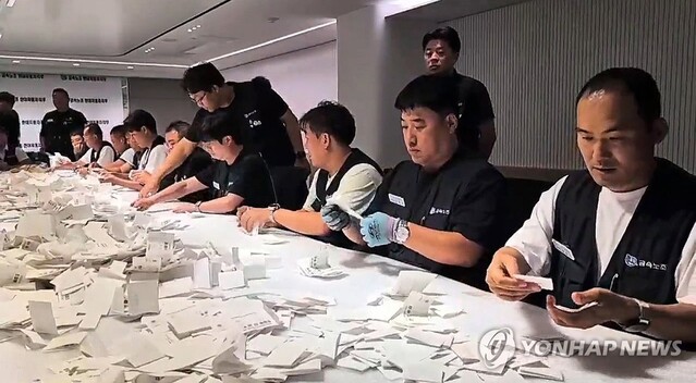 ▲ 현대차 노조가 이달 18일 조합원 찬반투표 후 개표를 진행하는 모습. ⓒ연합뉴스