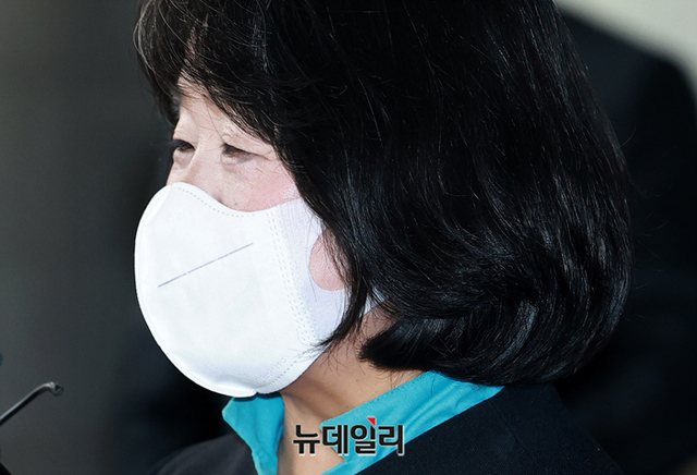 ▲ 정의기억연대 이사장 재직당시 기부금 횡령 혐의 등으로 기소된 윤미향 무소속 의원이 20일 오전 서울 서초구 서울고등법원에서 열린 항소심 직후 법원을 나서고 있다. ⓒ정상윤 기자