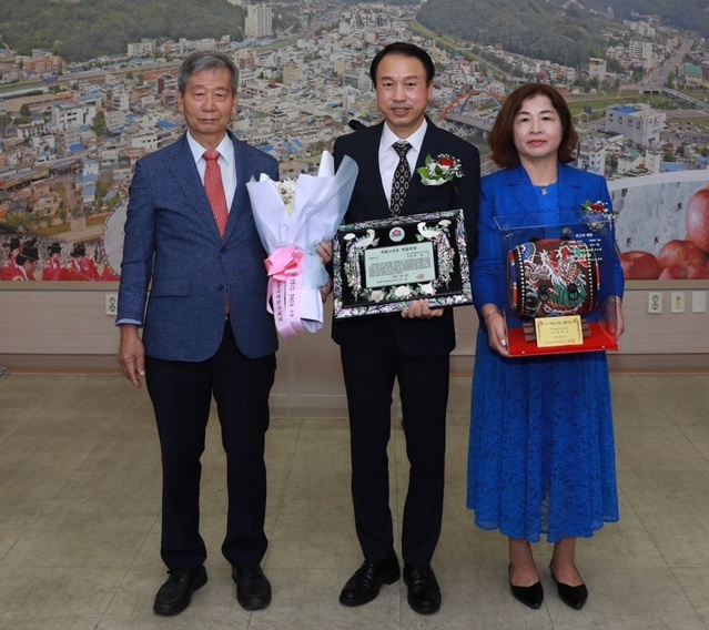 ▲ 육광심 한국호텔관광교육재단이사장(중앙)이 20일 제13회 자랑스러운 영동인 상을 받았다.ⓒ영동군