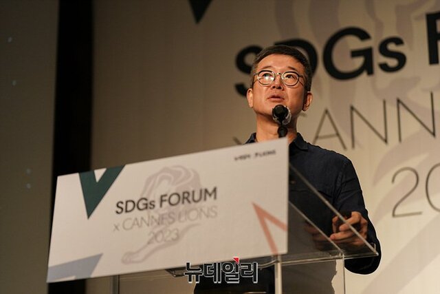 ▲ 지원규 PT코리아 대표가 SDGs 포럼에서 '비인간적 AI트랜스포메이션'을 주제로 발표하고 있다 ⓒ서성진 기자