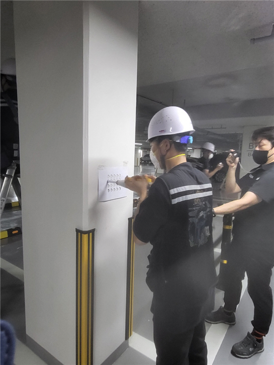 ▲ 인천도시공사가 관내 무량판 구조 아파트에 대해 안전점검을 실시하고 있다.ⓒ인천도시공사 제공