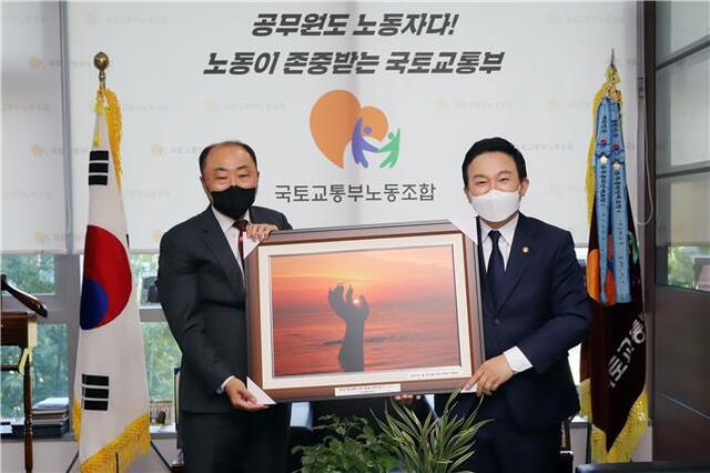 ▲ 원희룡 국토교통부 장관(오른쪽)과 최병욱 국토부노동조합 위원장. ⓒ국토부노조