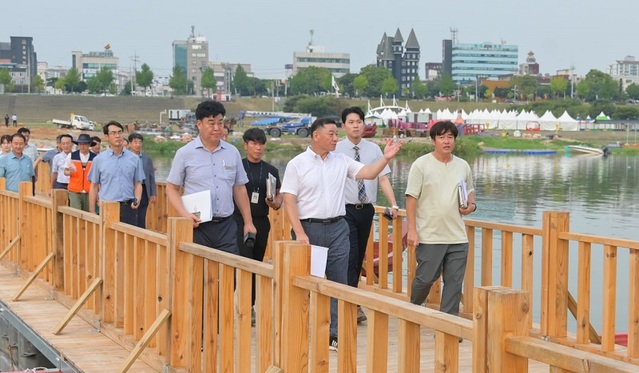 ▲ 최원철 공주시장이 직원들과 함께 대백제전 현장을 점검하고 있다.ⓒ공주시