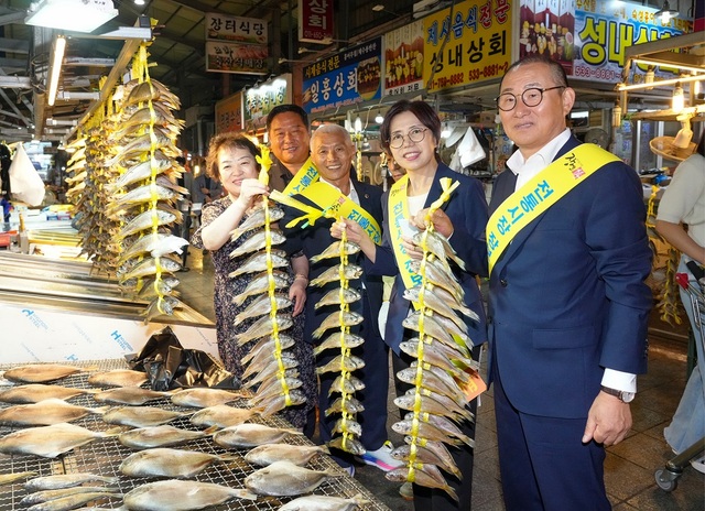 ▲ 전북도의회 국주영은 의장과 임승식 의원(정읍 1), 염영선 의원(정읍 2) 등은 20일 추석 명절을 앞두고 정읍 샘고을 시장을 방문해 장보기 및 전통시장 이용하기 캠페인을 전개했다.ⓒ전북도의회 사진 제공