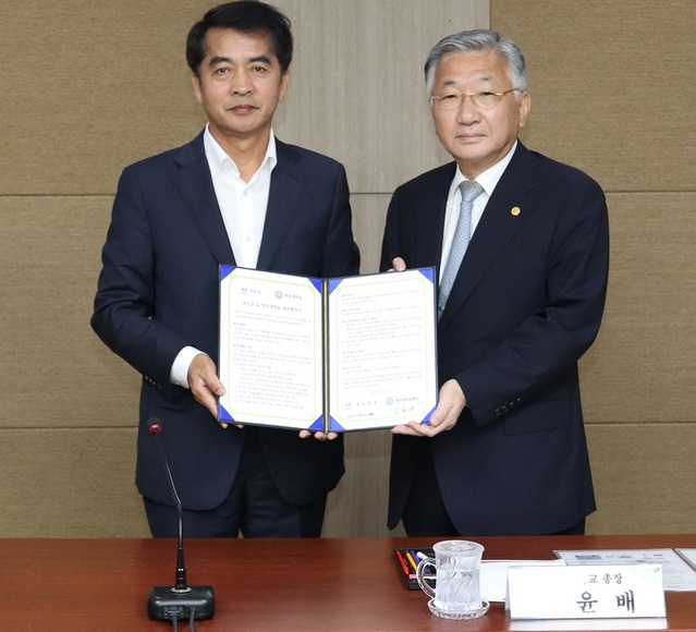 ▲ 청주대학교와 보은군이 20일 오전 보은군청에서 신성장 산업정책 개발을 통해 지방소멸에 대응하기 위한 업무협약을 체결했다. 사진은 김윤배 총장(오른쪽)과 최재형 군수가 협약서에 서명한 후 기념촬영을 하고 있다.ⓒ청주대학교