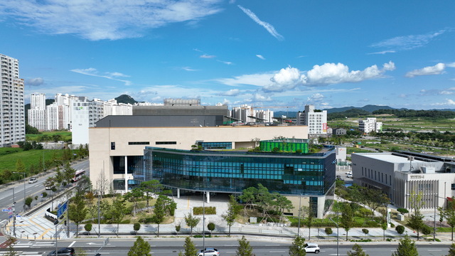 ▲ 2019년부터 361억 원을 투입한 ‘신도시 복합커뮤니티센터’가 드디어 준공돼, 군민들에게 다양한 생활 편의를 제공하고 육아와 건강, 문화·복지 공간으로써 획기적인 역할을 할 것으로 기대된다.ⓒ예천군