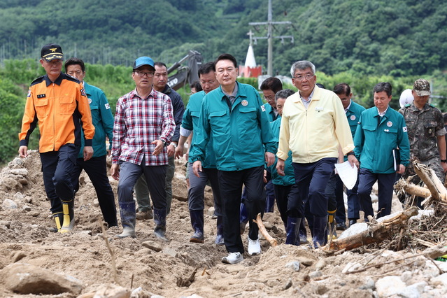 ▲ 예천군은 ‘자연재난 피해복구지원단’을 구성해 복구에 들어간 가운대 항구 복구에는 총 2068억 원이 소요될 것으로 예상되며 특별재난지역 선포로 국비 1686억 원을 지원받아 장·단기 복구계획을 수립해 더 안전한 예천군을 만들겠다는 계획이다.ⓒ예천군