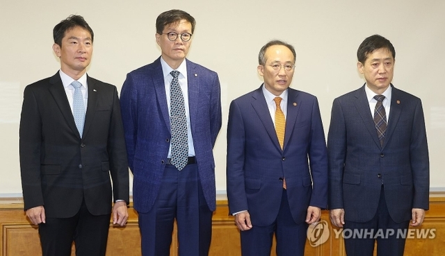 ▲ 추경호 경제부총리가 21일 오전 서울 중구 은행연합회에서 열린 비상거시경제금융회의에 앞서 참석자들과 기념촬영을 하고 있다.
왼쪽부터 이복현 금융감독원장, 이창용 한국은행 총재, 추 부총리, 김주현 금융위원장. ⓒ연합뉴스