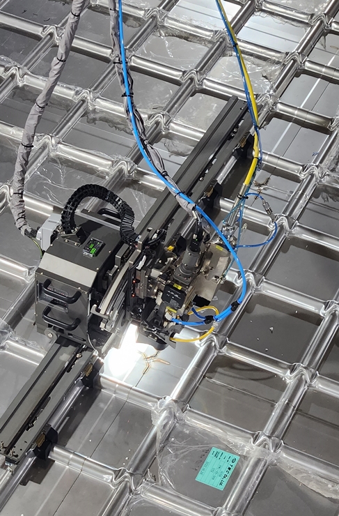 ▲ 삼성중공업이 개발한 멤브레인 레이저 고속 용접 로봇의 모습. ⓒ삼성중공업