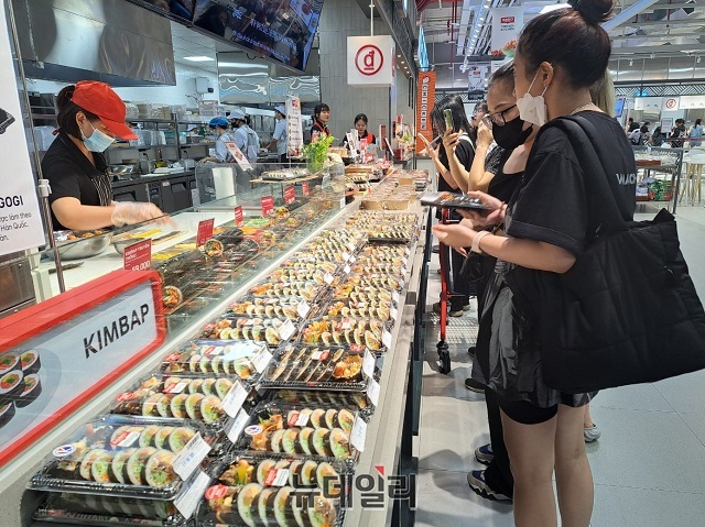 ▲ 요리하다 키친에서 판매 중인 한국식 김밥을 구매하기 위해 기다리고 있는 고객들의 모습.ⓒ조현우 기자