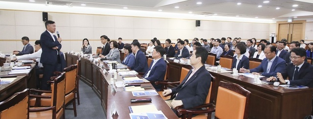 ▲ 전북도는 이날 오전 7시 30분부터 8시 50분까지 1시간 20분 동안 도청 중회의실에서 김관영 전북지사와 행정·경제부지사를 비롯해 실·국장 등 간부 공무원과 관련 출연 기관장 등 모두 70여명이 참석한 가운데 ‘9월 2차 새로운 전북 포럼’을 개최했다.ⓒ전북도 사진 제공