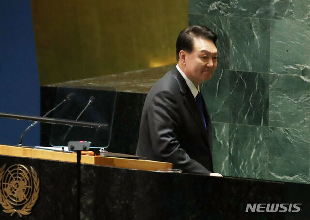 ▲ 윤석열 대통령이 20일(현지시간) 뉴욕 유엔 총회장에서 기조연설을 마친 뒤 이동하고 있다.ⓒ뉴시스