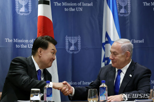 ▲ 윤석열 대통령이 20일(현지시간) 뉴욕에서 열린 한-이스라엘 정상회담에서 베냐민 네타냐후 이스라엘 총리와 악수하고 있다.ⓒ뉴시스(사진=공동취재)