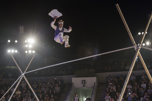 ▲ 줄타기 명인 권원태 공연.ⓒ국립국악원