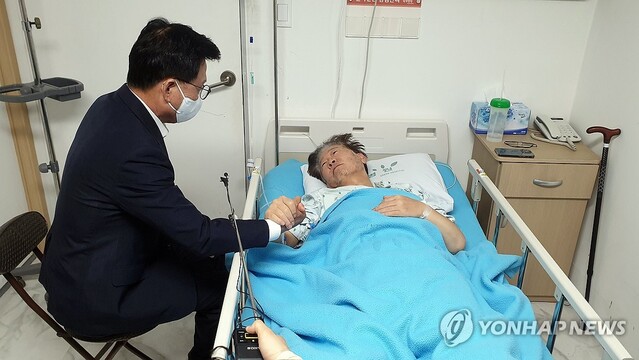 ▲ 더불어민주당 박광온 원내대표가 21일 중랑구 녹색병원에서 단식 중인 이재명 대표를 만나고 있다. ⓒ연합뉴스