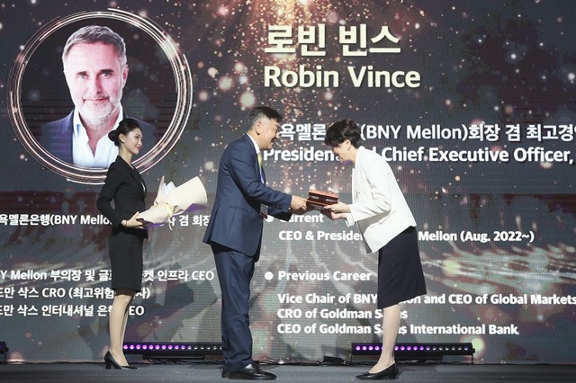 ▲ 이날 개막식에서 열린 상생의 정신을 기반으로 금융·경제분야에서 공적을 쌓은 인물에게 1만불의 상금과 상패를 수여하는 ‘지니어워즈’ 시상식에서 BNY Mellon 로빈 빈스(Robin Vince) 회장이 제4회 지니워즈를 수상했다.ⓒ전북도 사진제공