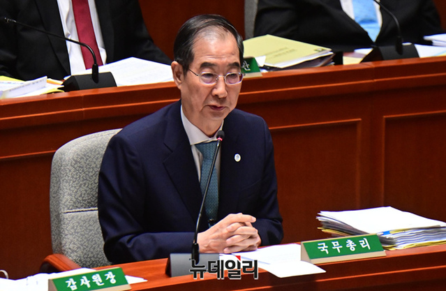 ▲ 한덕수 국무총리가 지난달 30일 국회에서 열린 예산결산특별위원회 전체회의에 출석해 의원들의 질문에 답하고 있다. ⓒ이종현 기자