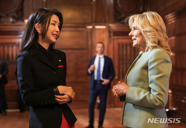 ▲ 윤석열 대통령 부인 김건희 여사가 20일(현지시간) 뉴욕 쿠퍼 휴잇 스미스소니언 디자인 박물관에서 열린 미국 영부인 주최 리셉션에서 조 바이든 미국 대통령 부인 질 바이든 여사와 대화하고 있다.ⓒ뉴시스(사진=공동취재)
