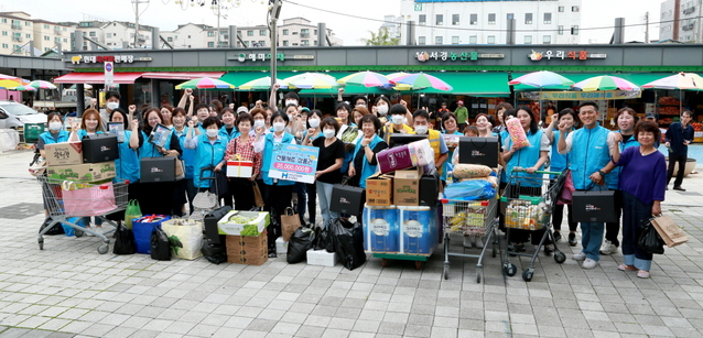 ▲ 현대제철 당진제철소가 21일 추석을 앞두고 장보기 행사를 가진 뒤 참석자들과 기념촬영을 하고 있다.ⓒ현대제철