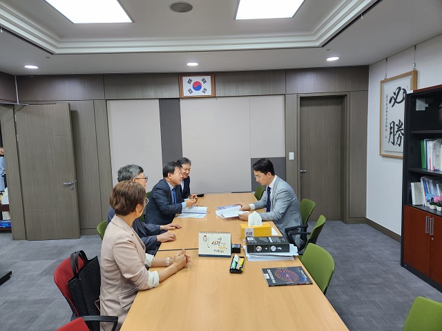 ▲ 남한권 군수가 지난 20일 지역 주요 현안 사업에 반드시 필요한 국비 확보를 위해 지역구 국회의원인 김병욱 의원과 면담을 하고 있다.ⓒ울릉군