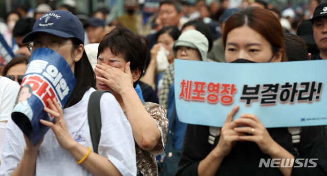 ▲ 21일 오후 서울 여의도 국회 앞에서 이재명 더불어민주당 대표 지지자들이 이 대표에 대한 체포동의안이 가결되자 눈물을 흘리고 있다. ⓒ뉴시스