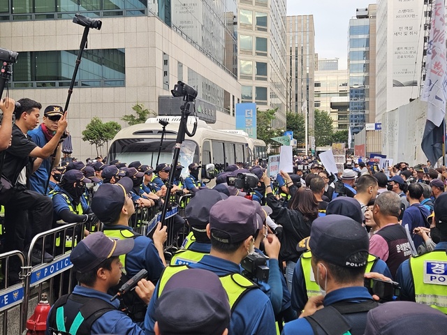 ▲ 이재명 더불어민주당 대표의 강성 지지층인 이른바 개딸이 21일 이 대표 체포동의안 가결소식을 듣고 민주당사로 몰려들어 항의에 나섰다. ⓒ배정현 기자