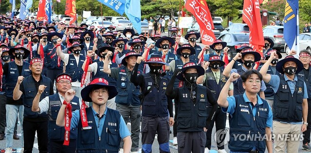 ▲ 노조가 6일 광양제철소 앞에서 쟁대위 출범식을 하는 모습. ⓒ연합뉴스